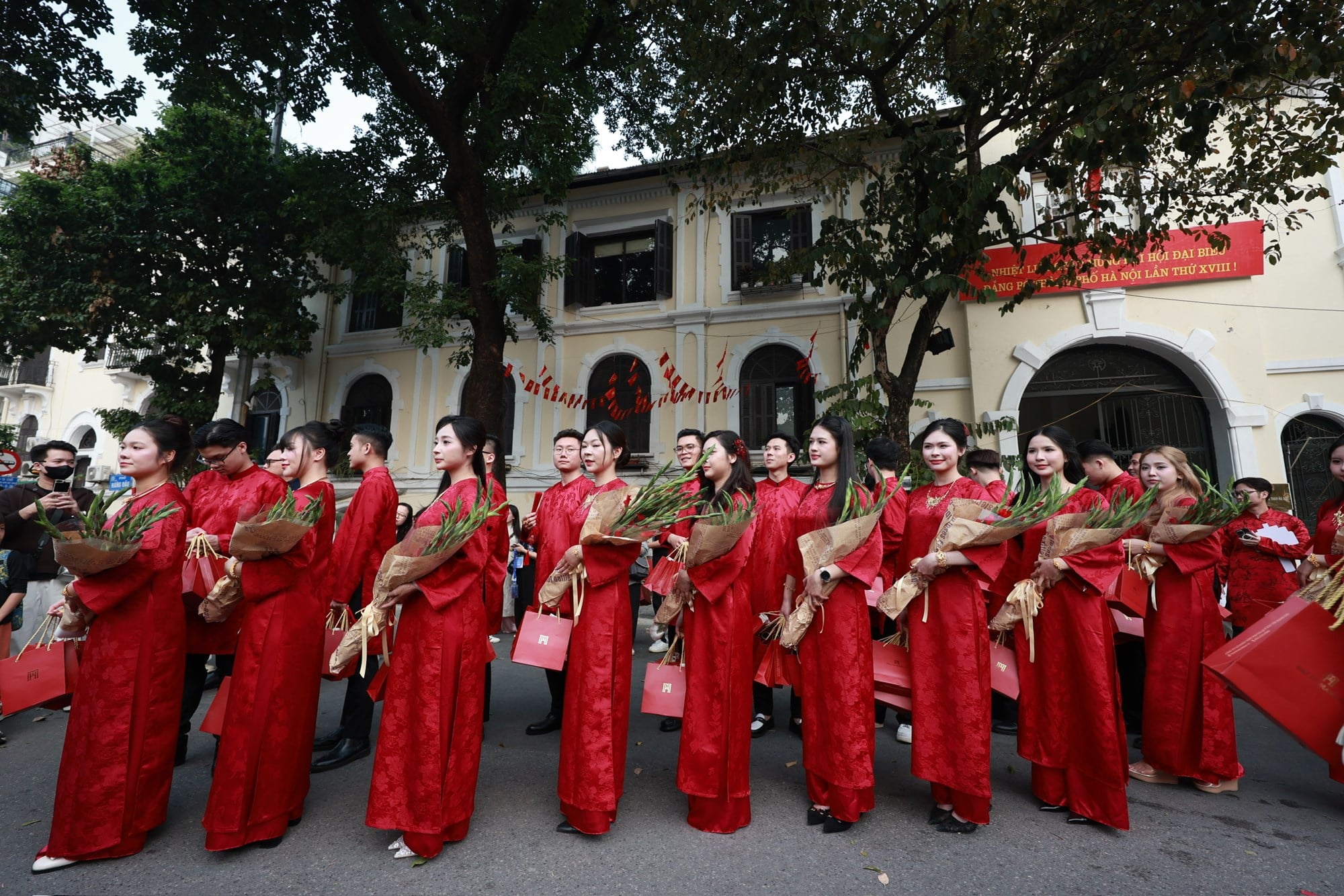 أنفاس الزي الفيتنامي في مراسم الزفاف الفيتنامية - الصورة 12