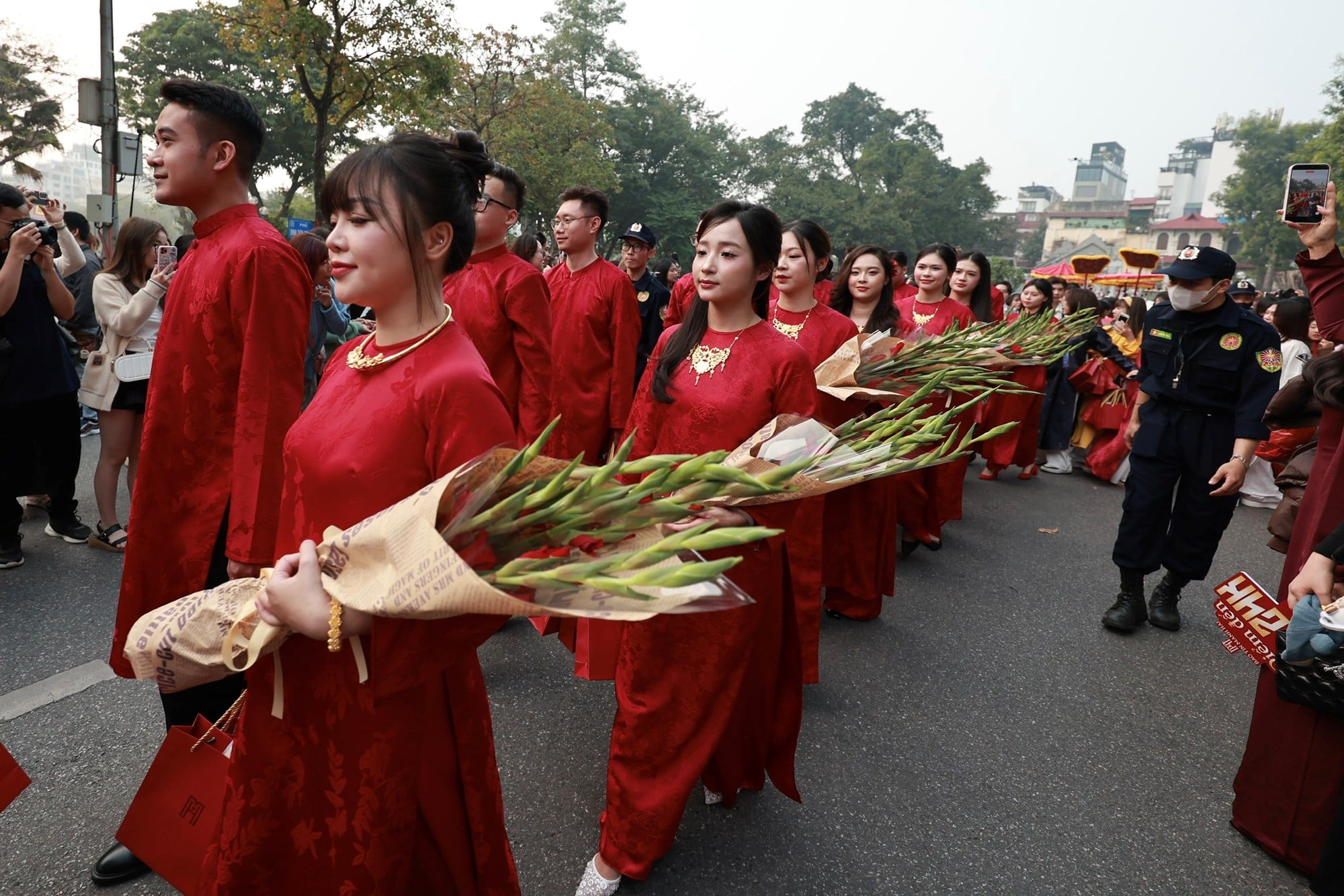 أنفاس الزي الفيتنامي في مراسم الزفاف الفيتنامية - الصورة 14