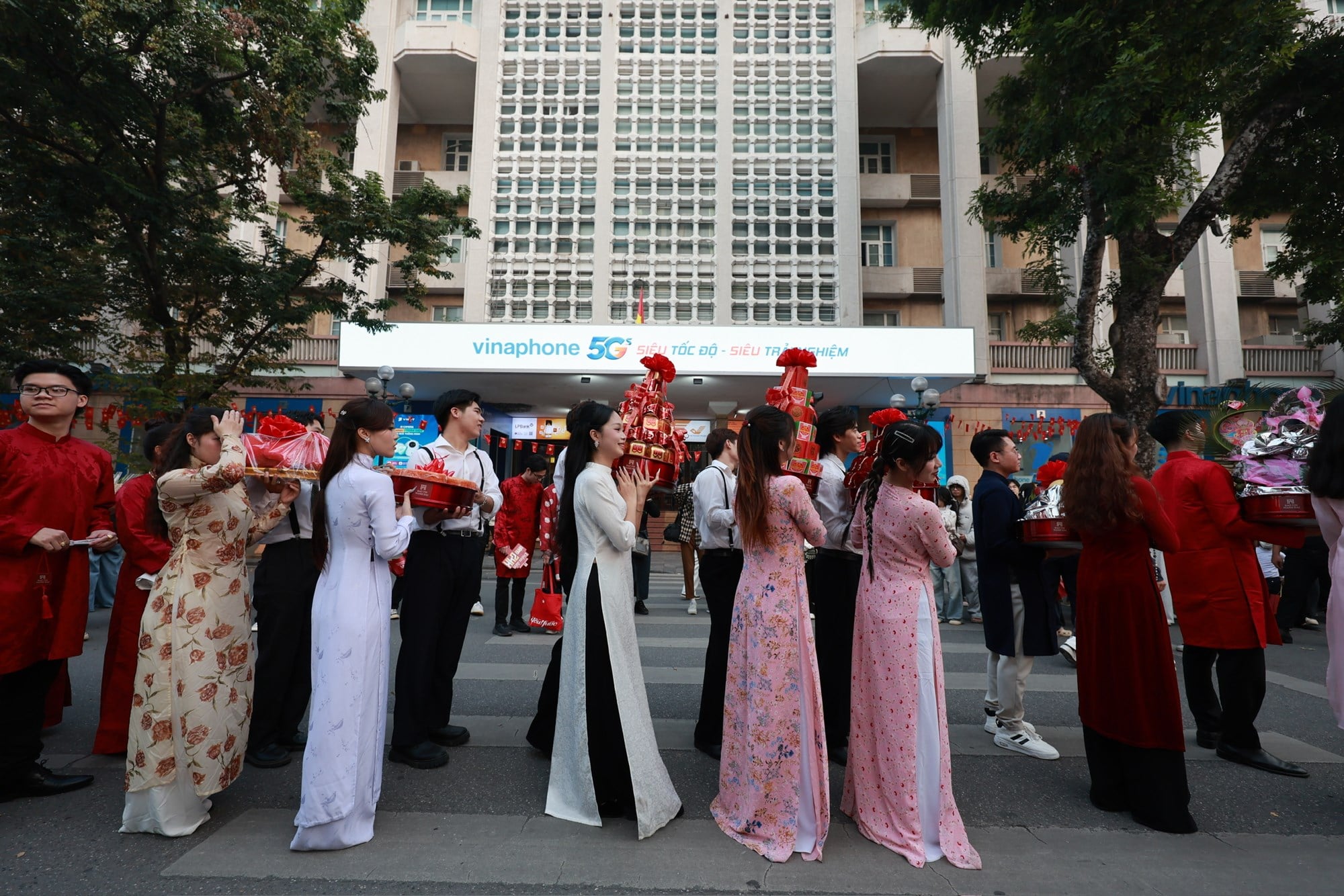 أنفاس الزي الفيتنامي في مراسم الزفاف الفيتنامية - الصورة 16