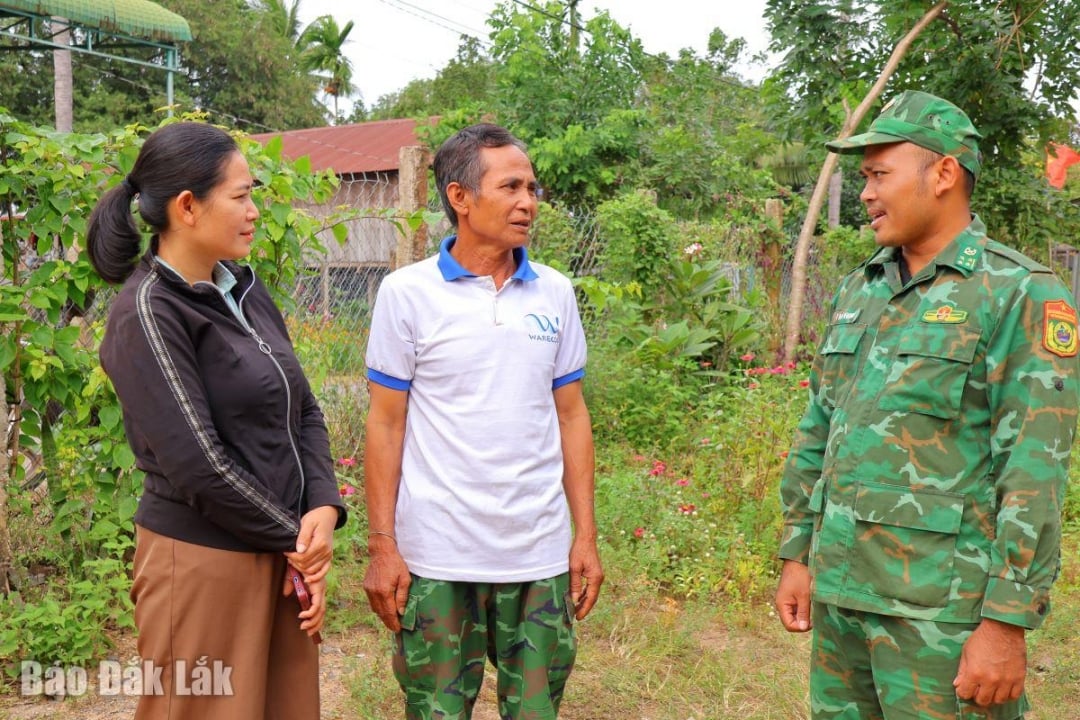 Herr Y Von Nie utbytte information med lokala tjänstemän och gränsbevakning.
