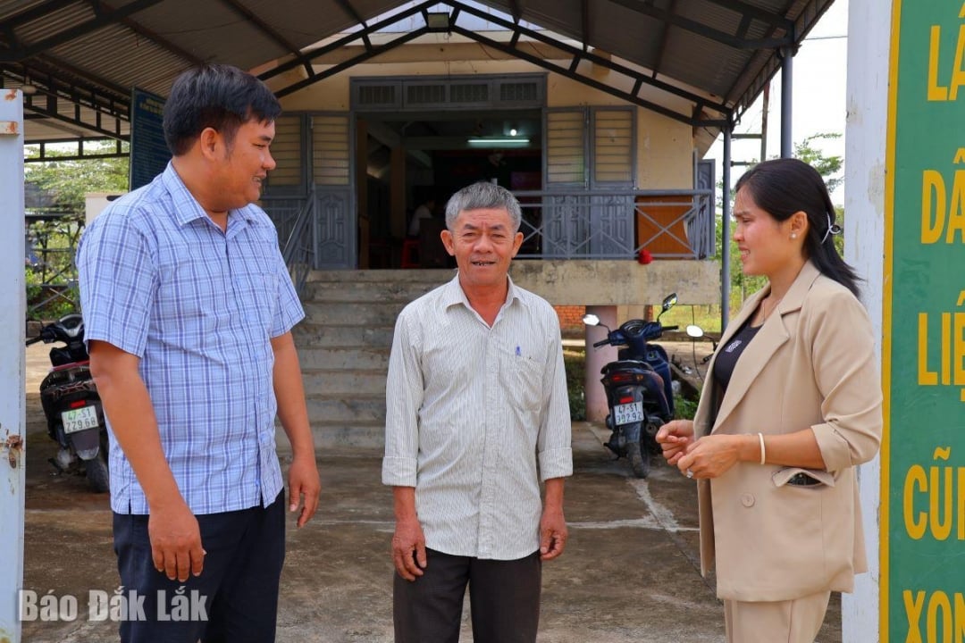 Herr Bien Van Lac pratade med lokala ledare om situationen i byn.