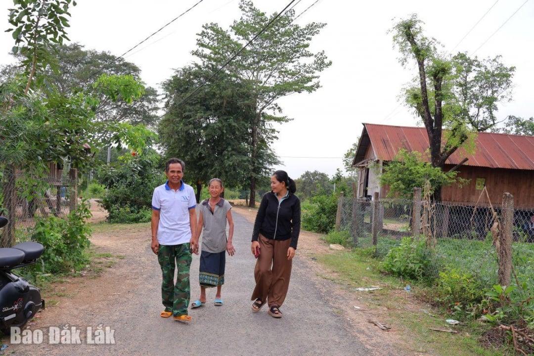Herr Y Von följer regelbundet noga upp och uppmuntrar byborna att ta hand om ekonomisk utveckling och stabilisera familjelivet.