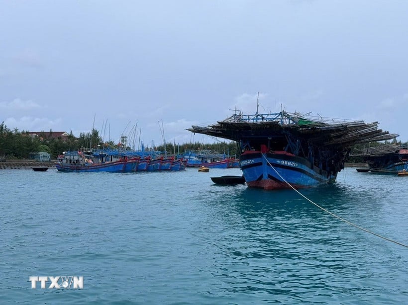 La dépression tropicale maintient sa direction et son intensité, provoquant de forts vents en mer.