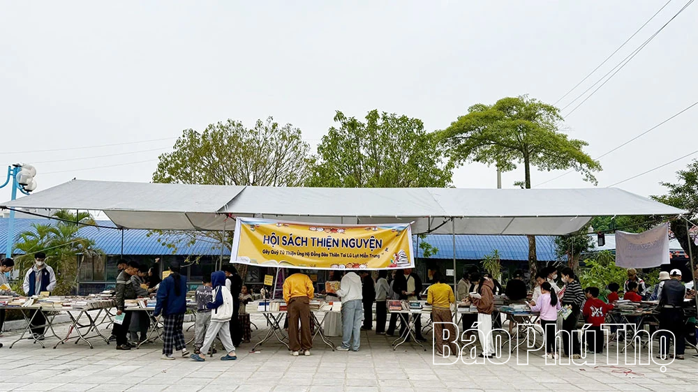 Благотворительная книжная ярмарка привлекает множество любителей книг