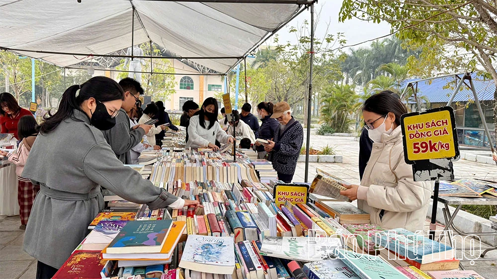 Благотворительная книжная ярмарка привлекает множество любителей книг