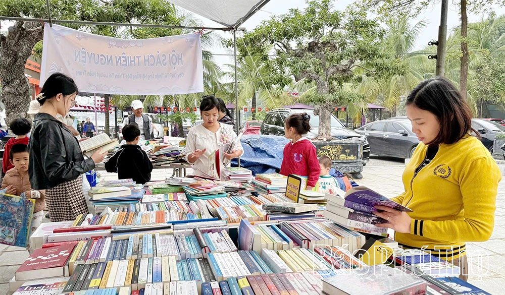 Благотворительная книжная ярмарка привлекает множество любителей книг