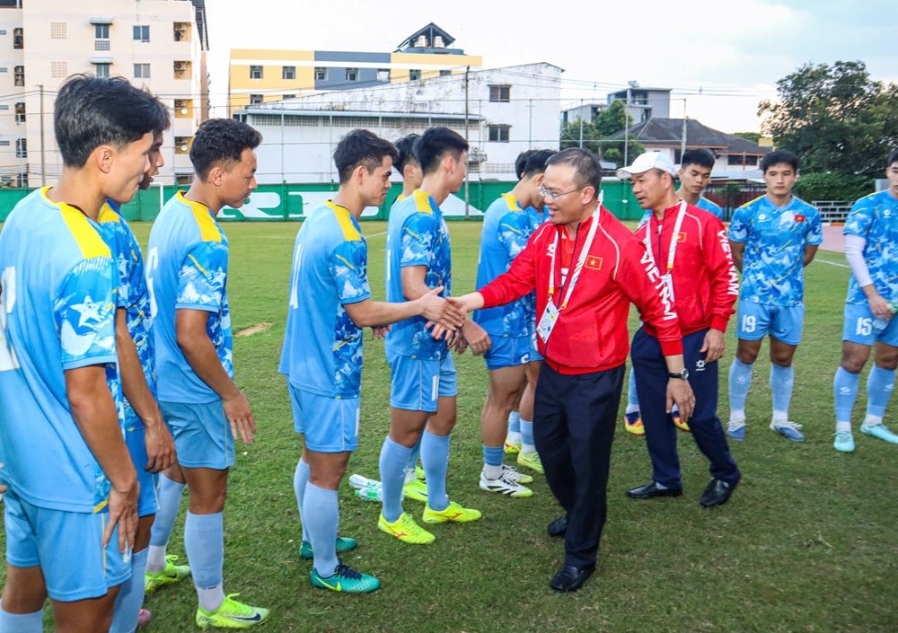 Delegationschefen Nguyen Hong Minh besökte och uppmuntrade Vietnams U22-landslag - foto 2