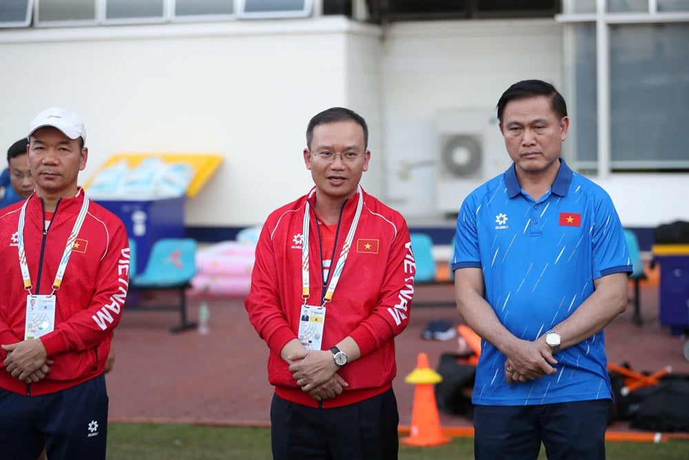 Delegationschef Nguyen Hong Minh besöker och uppmuntrar Vietnams U22-landslag - foto 3