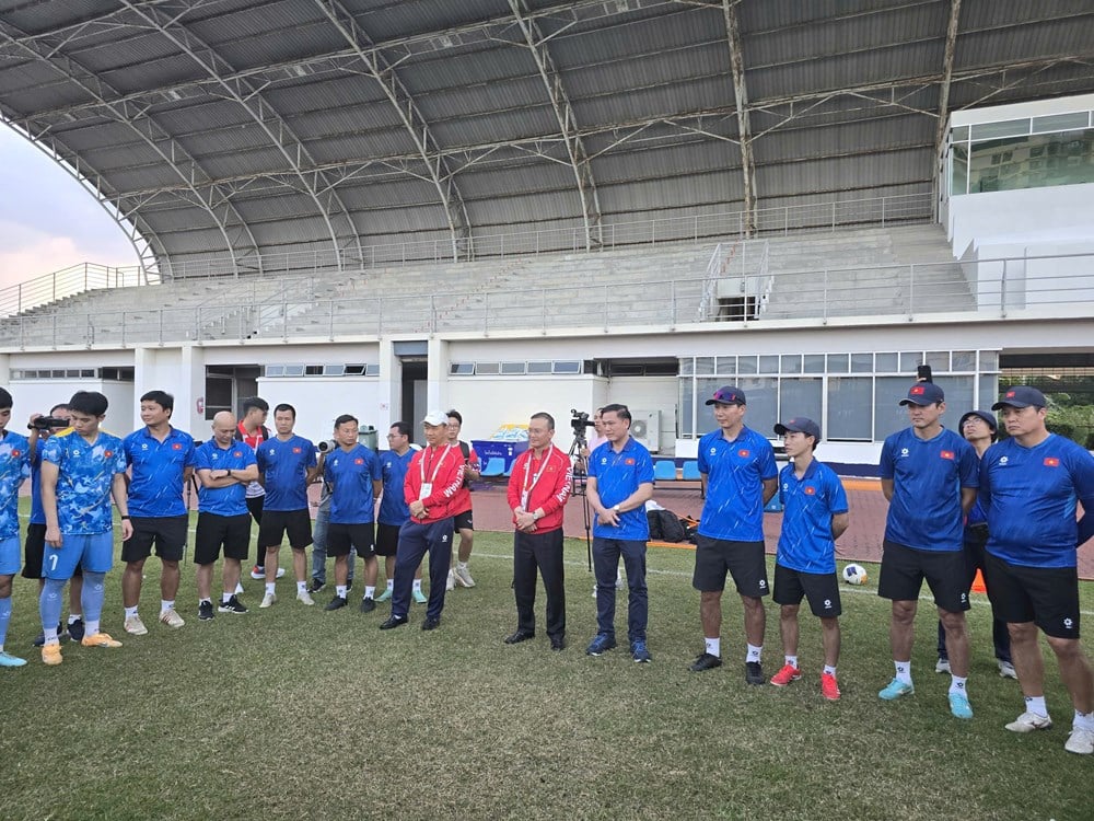Delegationschefen Nguyen Hong Minh besökte och uppmuntrade Vietnams U22-landslag - foto 4