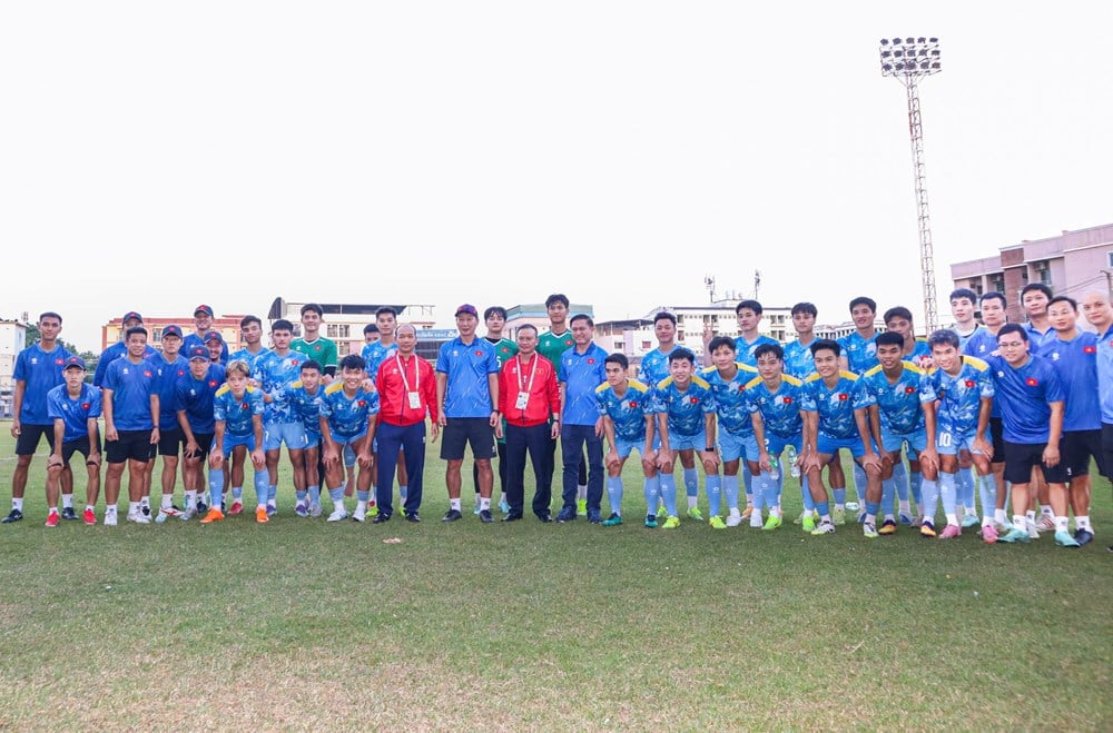Delegationschefen Nguyen Hong Minh besökte och uppmuntrade Vietnams U22-landslag - foto 5
