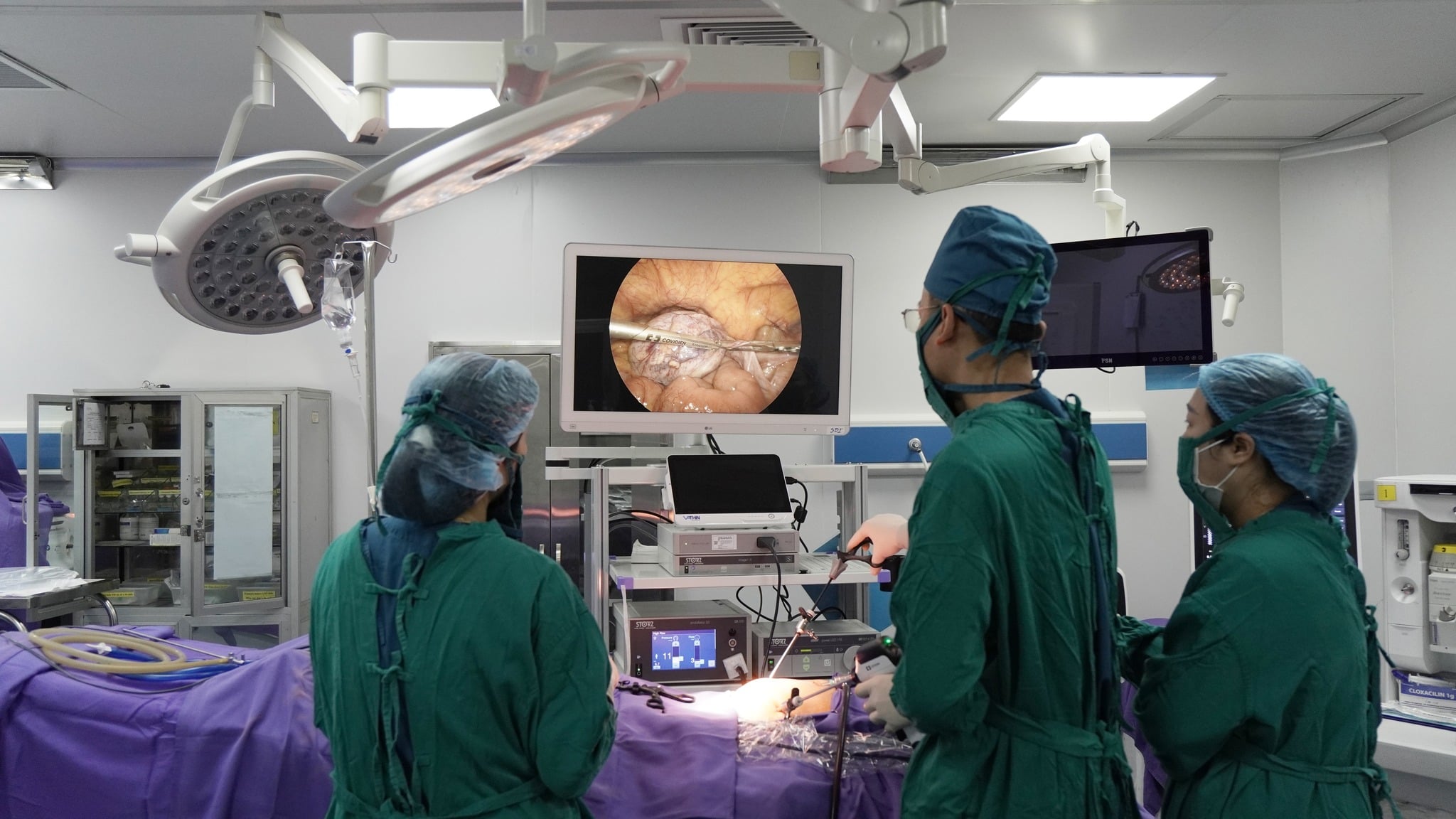 Đau bụng bất thường, cụ bà 80 tuổi phát hiện mắc u nang quái buồng trứng- Ảnh 1.