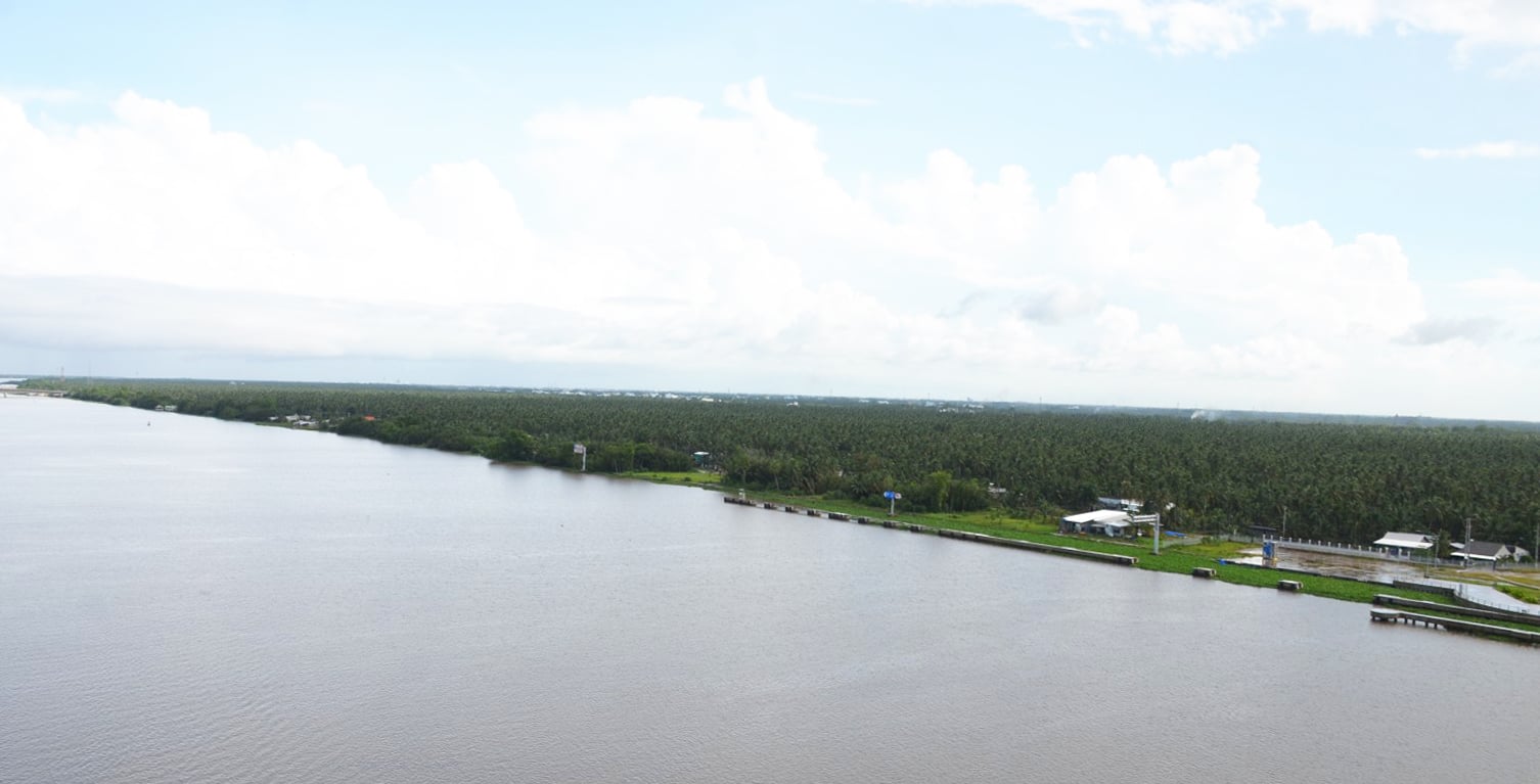 Peringatan banjir akibat pasang tinggi di daerah tepi sungai Cai Lon dan Cai Be