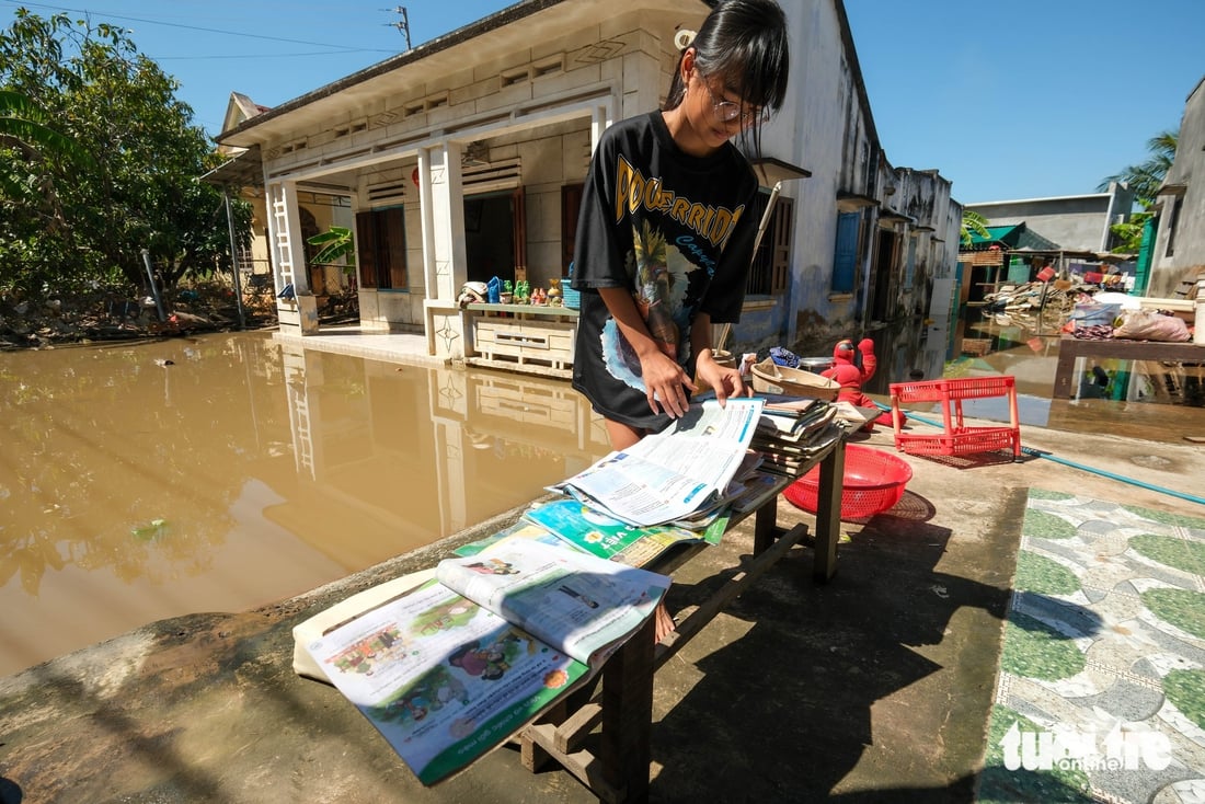 Bình Thuận lũ rút chậm, người dân gượng dậy sau hai 'đòn nước' dữ - Ảnh 3.