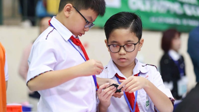 Det är 90 av de bästa lagen som går in i finalomgången av HNUE Olympic STEM 2025. (FOTO: THANH TUNG)