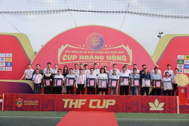 16 csapat versenyez az izgalmas Thanh Hoa déli labdarúgó-bajnokságon - 1. kép. 16 đội tranh tài hấp dẫn giải bóng đá vô địch Thanh Hóa miền Nam - Ảnh 1.