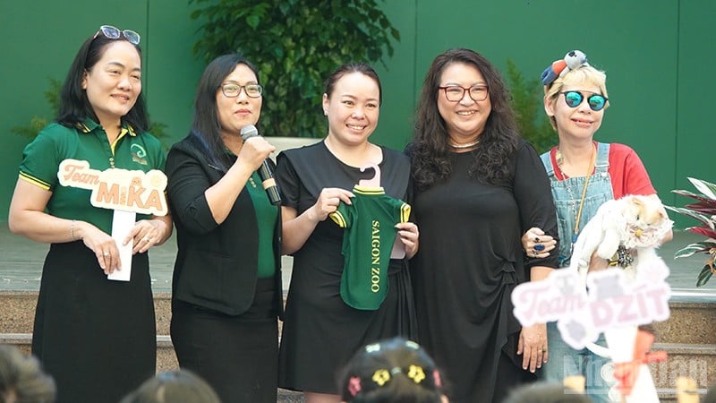 Mikas skjorta auktionerades ut för 10 miljoner VND. (Foto: LINH BAO)