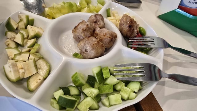 Dọc đường SEA Games 33: Nem Nueng - biến tấu nem nướng Việt tại Thái Lan- Ảnh 4.