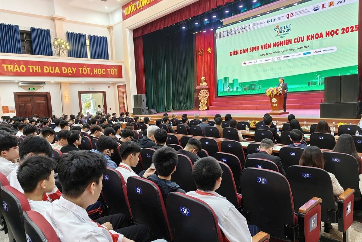 ফোরামের উদ্বোধনী ভাষণ দেন সহযোগী অধ্যাপক ডঃ নগুয়েন কান থাই। ছবি: বাও থাং। PGS.TS Nguyễn Cảnh Thái phát biểu khai mạc diễn đàn. Ảnh: Bảo Thắng.