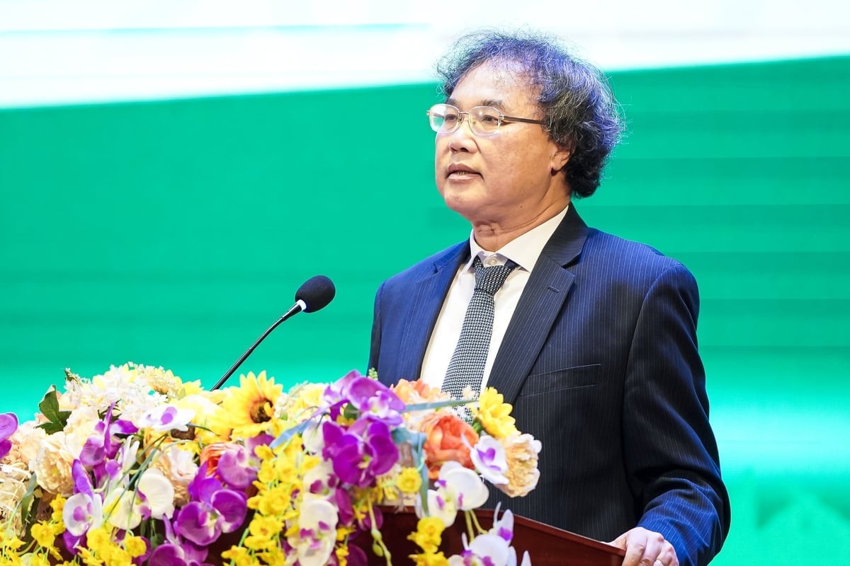 সহযোগী অধ্যাপক ড. নগুয়েন কান থাই: 'স্কুলের ভূমিকা হল গবেষণা - প্রশিক্ষণ - ব্যবসাগুলিকে সংযুক্ত করা যাতে শিক্ষার্থীরা উপযুক্ত দক্ষতার সাথে স্নাতক হতে পারে'। ছবি: বাও থাং। PGS.TS Nguyễn Cảnh Thái: 'Vai trò của các trường là kết nối nghiên cứu - đào tạo - doanh nghiệp để sinh viên bước ra với năng lực phù hợp'. Ảnh: Bảo Thắng.