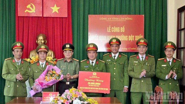 Colonelul Huynh Ngoc Liem a premiat și lăudat poliția din secția Xuan Huong - Da Lat. ndo_br_1.jpg