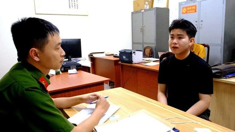 Subiectul Nguyen Lam Thai la secția de poliție. 2.jpg