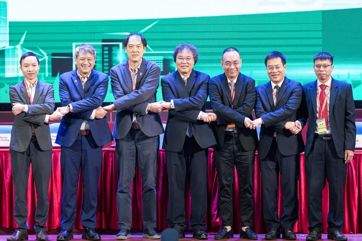 হিউ বিশ্ববিদ্যালয় আনুষ্ঠানিকভাবে ফোরাম নেটওয়ার্কে যোগদান করেছে। ছবি: বাও থাং। Đại học Huế chính thức tham gia vào mạng lưới của diễn đàn. Ảnh: Bảo Thắng.