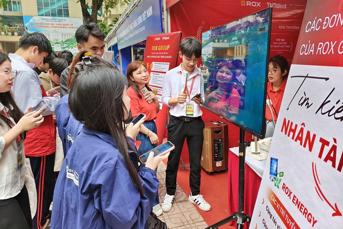 পানি সম্পদ বিশ্ববিদ্যালয়ের শিক্ষার্থীরা বিদ্যুৎ ও জ্বালানি ক্ষেত্রে চাকরির সুযোগ সম্পর্কে শিখছে। ছবি: বাও থাং। Sinh viên Trường Đại học Thủy lợi tìm hiểu cơ hội việc làm trong lĩnh vực điện, năng lượng. Ảnh: Bảo Thắng.
