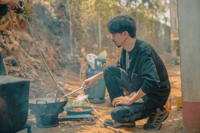 O rapper Den Vau se pronuncia sobre o polêmico projeto 'Raising Children' - Foto 2. Rapper Đen Vâu lên tiếng về dự án 'Nuôi em' đang vướng lùm xùm- Ảnh 2.