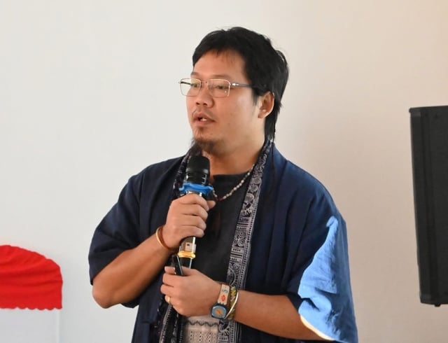 O rapper Den Vau se pronuncia sobre o polêmico projeto 'Nuoi Em' - Foto 3. Rapper Đen Vâu lên tiếng về dự án 'Nuôi em' đang vướng lùm xùm- Ảnh 3.