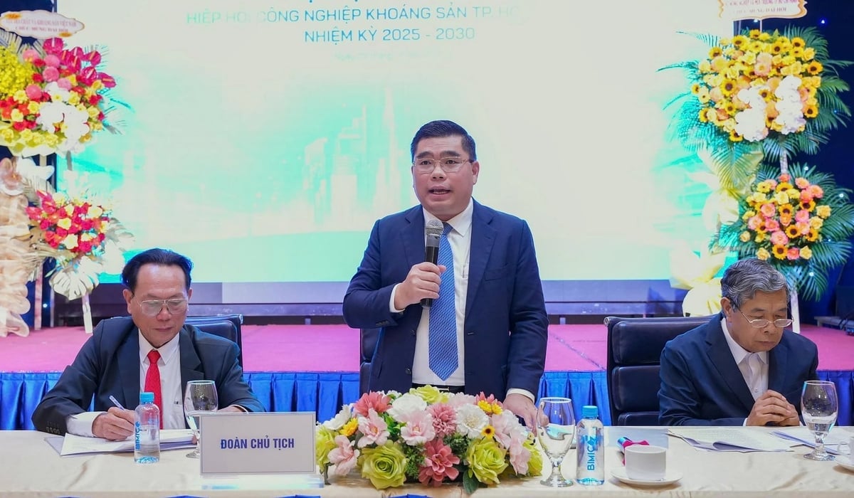 Herr Phan Tan Dat – styreleder i Ho Chi Minh-byens mineralindustriforening – delte informasjon om foreningens utviklingsretning i den nye perioden. Foto: KSB. Ông Phan Tấn Đạt - Chủ tịch Hiệp hội Công nghiệp Khoáng sản TP.HCM chia sẻ thông tin về định hướng phát triển của Hiệp hội trong giai đoạn mới. Ảnh: KSB.