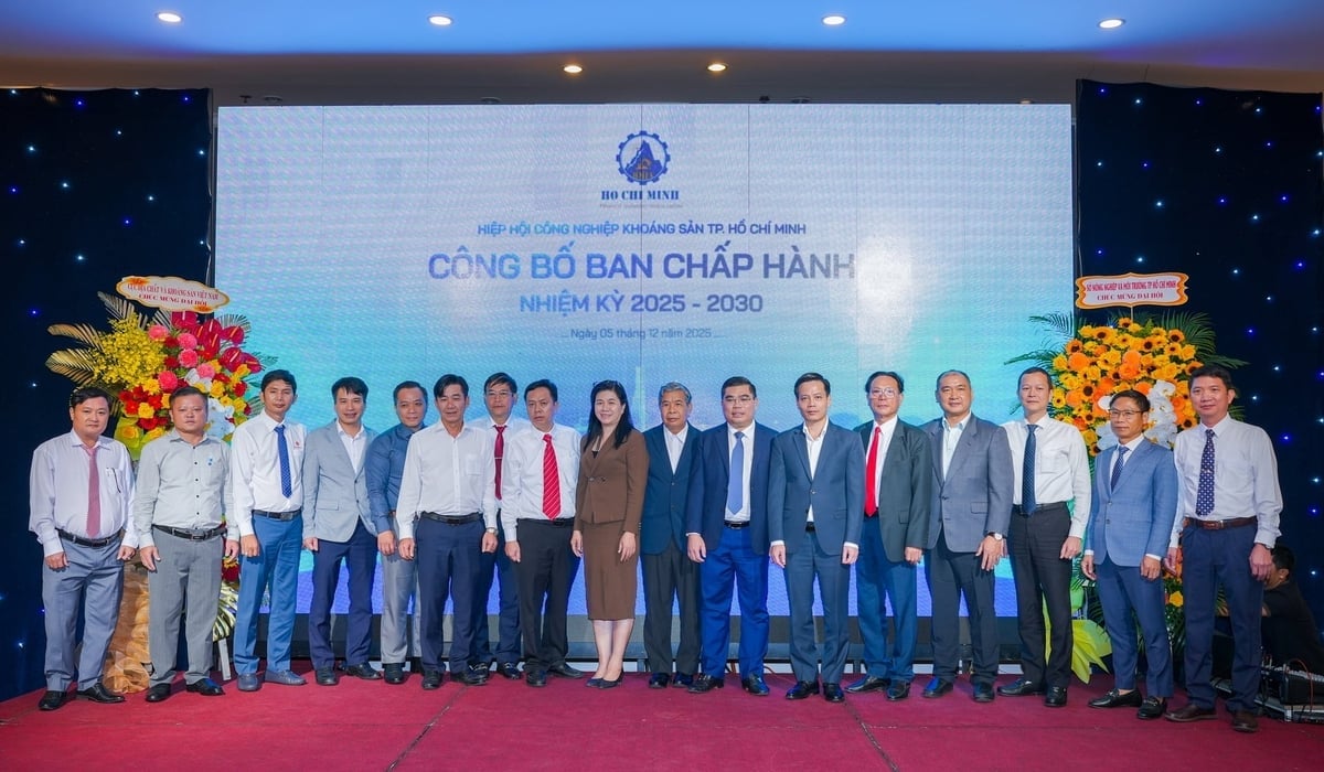 Representanter fra Vietnams geologi- og mineraladministrasjon og Ho Chi Minh-byens landbruks- og miljødepartement gratulerte eksekutivkomiteen for første periode (2025–2030). Foto: KSB. Đại diện lãnh đạo Cục Địa chất và Khoáng sản Việt Nam, Sở Nông nghiệp và Môi trường TP.HCM chúc mừng Ban Chấp hành Nhiệm kỳ I (2025 - 2030). Ảnh: KSB.