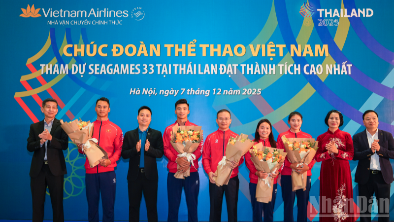 Des représentants de Vietnam Airlines ont offert des fleurs aux athlètes pour les féliciter et les encourager lors de la cérémonie d'adieu avant leur départ pour les 33èmes Jeux d'Asie du Sud-Est en Thaïlande.