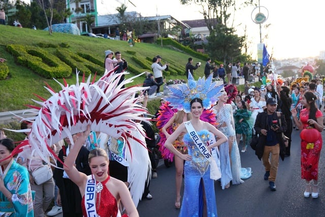 Da Lats gator är färgglada med 80 skönhetsdrottningar som paraderar i tekarnevalen - Foto 1. Đường phố Đà Lạt rực rỡ sắc màu cùng 80 hoa hậu diễu hành Tea Carnival- Ảnh 1.