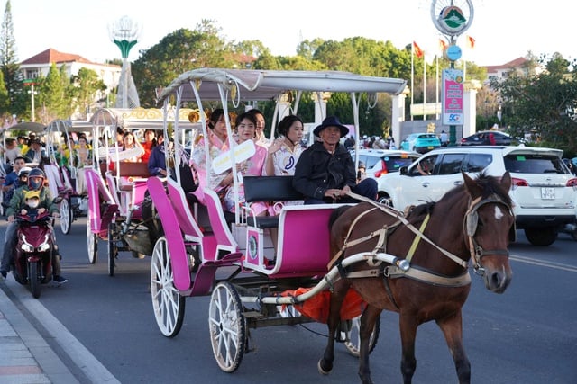 Da Lats gator är färgglada med 80 skönhetsdrottningar som paraderar i tekarnevalen - Foto 2. Đường phố Đà Lạt rực rỡ sắc màu cùng 80 hoa hậu diễu hành Tea Carnival- Ảnh 2.