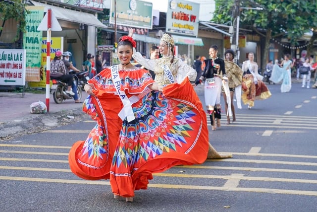 Da Lats gator är färgglada med 80 skönhetsdrottningar som paraderar i tekarnevalen - Foto 3. Đường phố Đà Lạt rực rỡ sắc màu cùng 80 hoa hậu diễu hành Tea Carnival- Ảnh 3.