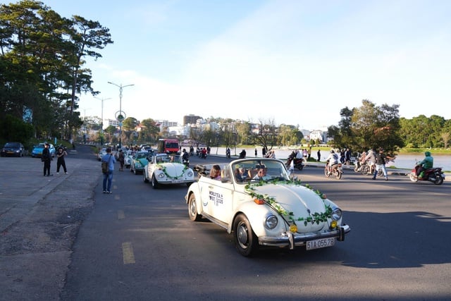 Da Lats gator är färgglada med 80 skönhetsdrottningar som paraderar i tekarnevalen - Foto 4. Đường phố Đà Lạt rực rỡ sắc màu cùng 80 hoa hậu diễu hành Tea Carnival- Ảnh 4.