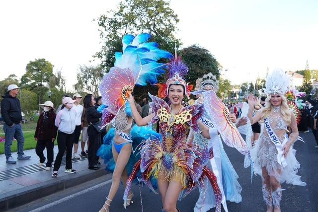 Da Lats gator är färgglada med 80 skönhetsdrottningar som paraderar i tekarnevalen - Foto 5. Đường phố Đà Lạt rực rỡ sắc màu cùng 80 hoa hậu diễu hành Tea Carnival- Ảnh 5.