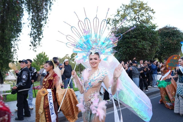 Da Lats gator är färgglada med 80 skönhetsdrottningar som paraderar i tekarnevalen - Foto 6. Đường phố Đà Lạt rực rỡ sắc màu cùng 80 hoa hậu diễu hành Tea Carnival- Ảnh 6.