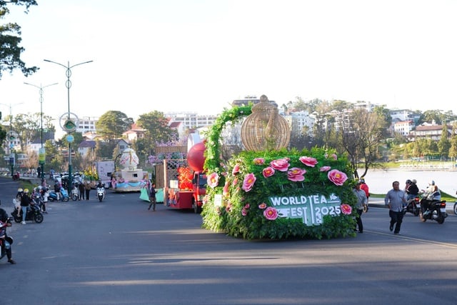 Da Lats gator är färgglada med 80 skönhetsdrottningar som paraderar i tekarnevalen - Foto 7. Đường phố Đà Lạt rực rỡ sắc màu cùng 80 hoa hậu diễu hành Tea Carnival- Ảnh 7.