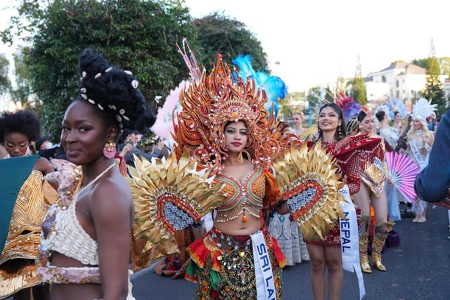 Da Lats gator är färgglada med 80 skönhetsdrottningar som marscherar i tekarneval - Foto 8. Đường phố Đà Lạt rực rỡ sắc màu cùng 80 hoa hậu diễu hành Tea Carnival- Ảnh 8.