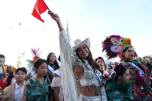 Da Lats gator är färgglada med 80 skönhetsdrottningar som paraderar i tekarnevalen - Foto 9. Đường phố Đà Lạt rực rỡ sắc màu cùng 80 hoa hậu diễu hành Tea Carnival- Ảnh 9.