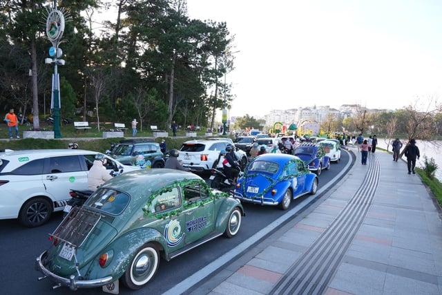 Da Lats gator är färgglada med 80 skönhetsdrottningar som paraderar i tekarnevalen - Foto 10. Đường phố Đà Lạt rực rỡ sắc màu cùng 80 hoa hậu diễu hành Tea Carnival- Ảnh 10.