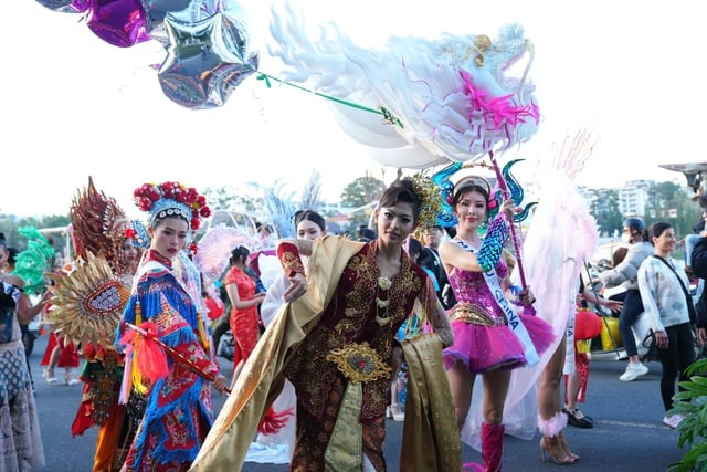 Da Lats gator är färgglada med 80 skönhetsdrottningar som paraderar i tekarnevalen - Foto 11. Đường phố Đà Lạt rực rỡ sắc màu cùng 80 hoa hậu diễu hành Tea Carnival- Ảnh 11.