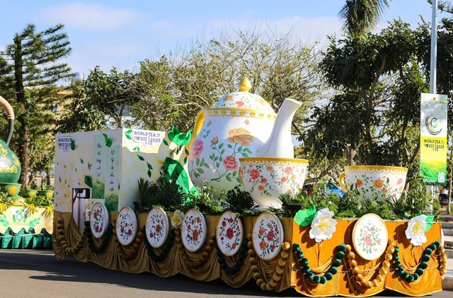 Da Lats gator är färgglada med 80 skönhetsdrottningar som paraderar i tekarnevalen - Foto 12. Đường phố Đà Lạt rực rỡ sắc màu cùng 80 hoa hậu diễu hành Tea Carnival- Ảnh 12.