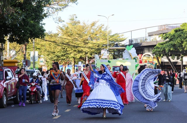 Da Lats gator är färgglada med 80 skönhetsdrottningar som paraderar i tekarnevalen - Foto 13. Đường phố Đà Lạt rực rỡ sắc màu cùng 80 hoa hậu diễu hành Tea Carnival- Ảnh 13.