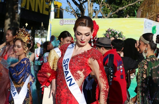 Da Lats gator är färgglada med 80 skönhetsdrottningar som paraderar i tekarnevalen - Foto 14. Đường phố Đà Lạt rực rỡ sắc màu cùng 80 hoa hậu diễu hành Tea Carnival- Ảnh 14.