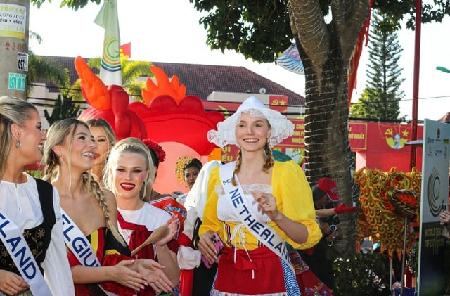 Da Lats gator är färgglada med 80 skönhetsdrottningar som paraderar i tekarnevalen - Foto 15. Đường phố Đà Lạt rực rỡ sắc màu cùng 80 hoa hậu diễu hành Tea Carnival- Ảnh 15.