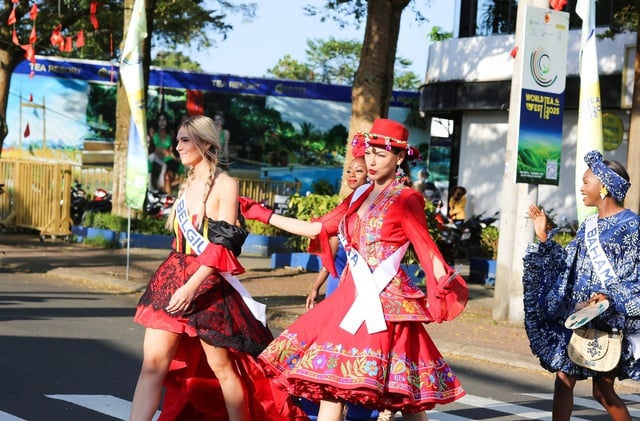 Da Lats gator är färgglada med 80 skönhetsdrottningar som paraderar i tekarnevalen - Foto 16. Đường phố Đà Lạt rực rỡ sắc màu cùng 80 hoa hậu diễu hành Tea Carnival- Ảnh 16.