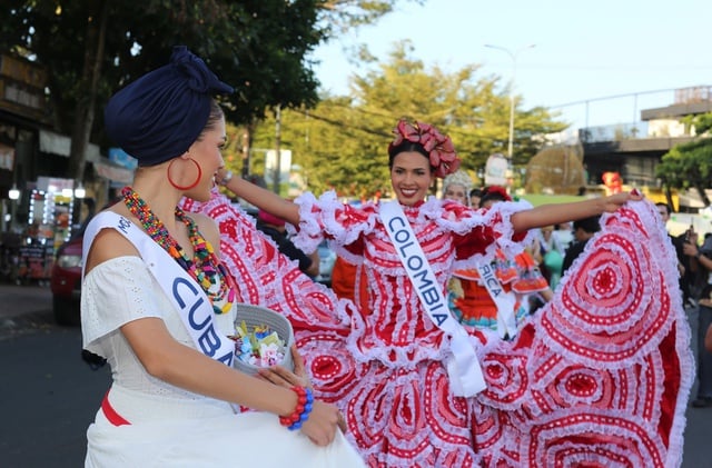 Da Lats gator är färgglada med 80 skönhetsdrottningar som paraderar i tekarnevalen - Foto 17. Đường phố Đà Lạt rực rỡ sắc màu cùng 80 hoa hậu diễu hành Tea Carnival- Ảnh 17.