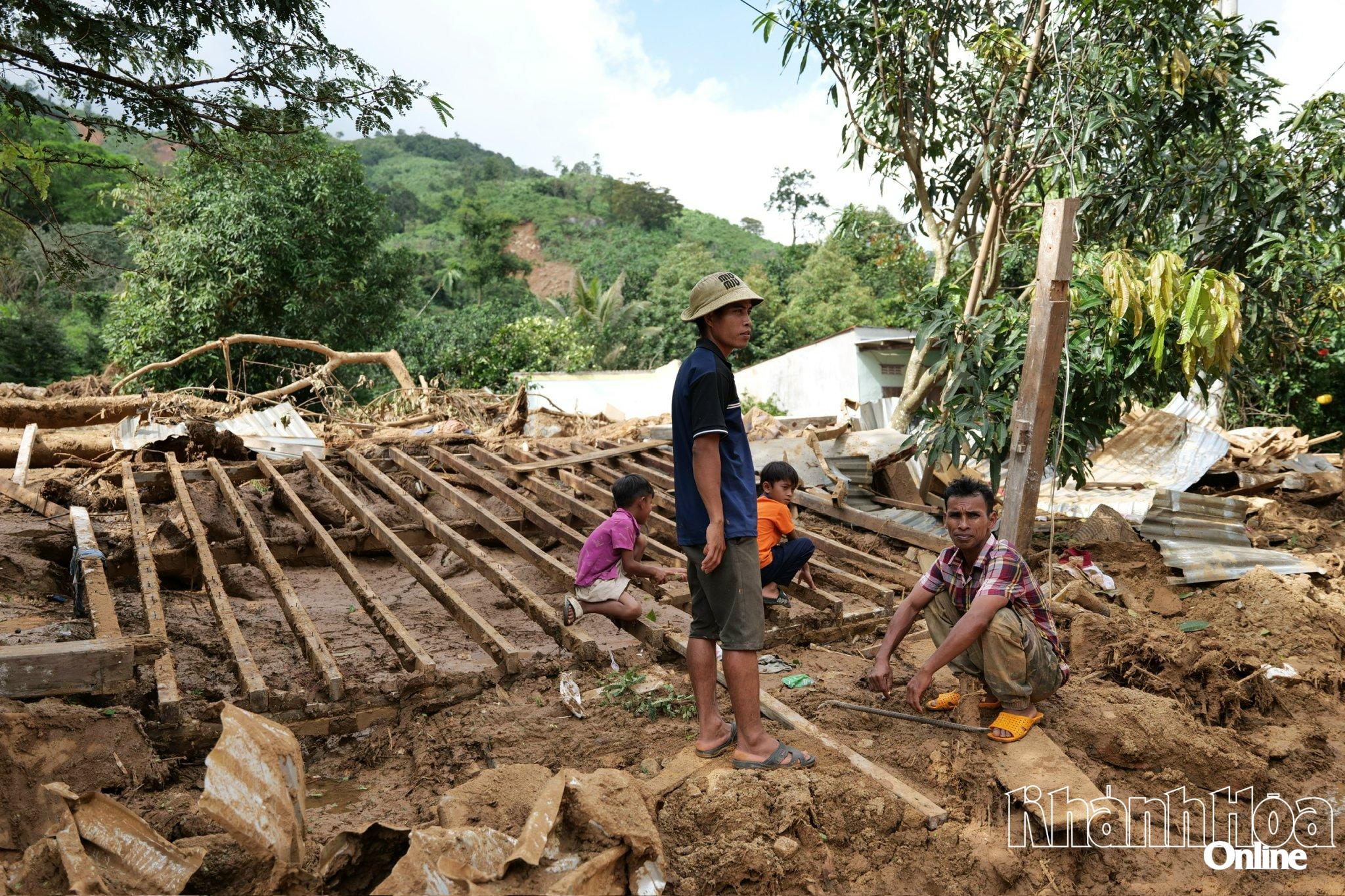 Many houses in Bac Ray 1 village collapsed after the flood.